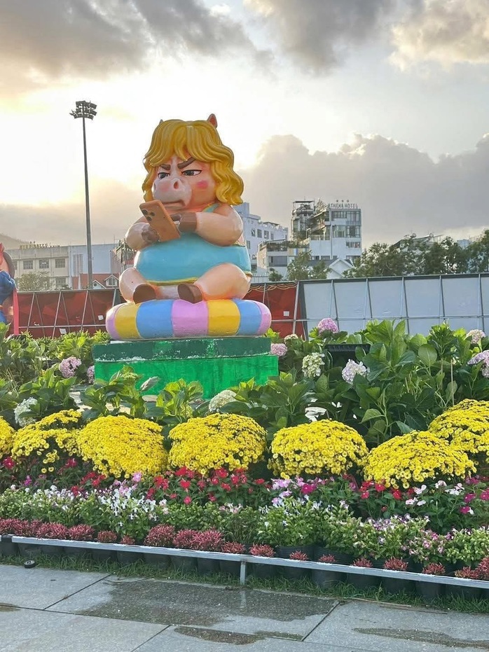 Đổ xô check-in linh vật ngựa “mặt cộc” gây bão mạng xã hội ở phố biển Quy Nhơn - Ảnh 12.