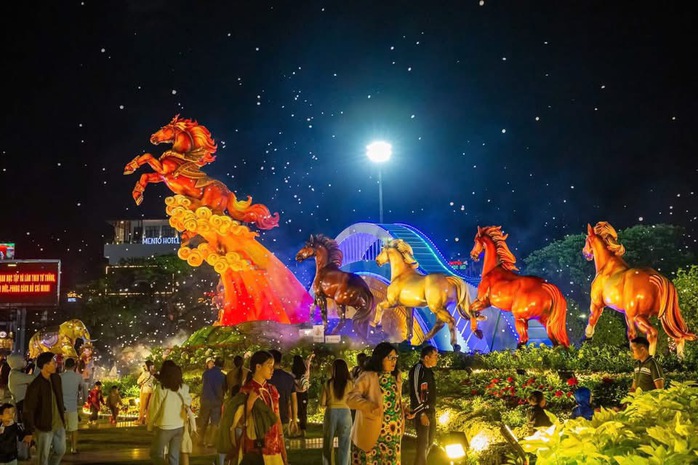 Đổ xô check-in linh vật ngựa “mặt cộc” gây bão mạng xã hội ở phố biển Quy Nhơn - Ảnh 14.