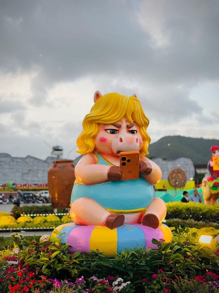 Đổ xô check-in linh vật ngựa “mặt cộc” gây bão mạng xã hội ở phố biển Quy Nhơn - Ảnh 18.