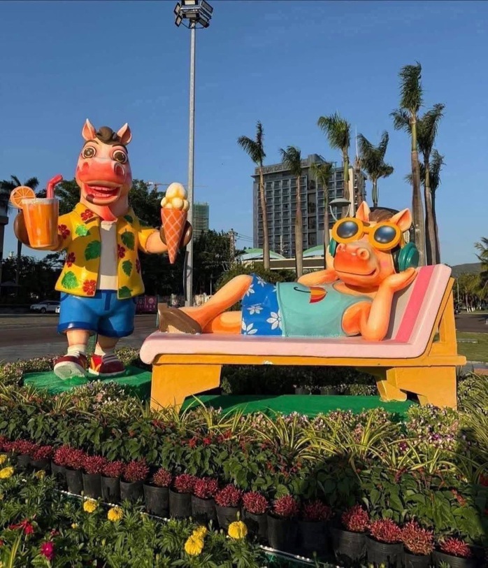 Đổ xô check-in linh vật ngựa “mặt cộc” gây bão mạng xã hội ở phố biển Quy Nhơn - Ảnh 21.