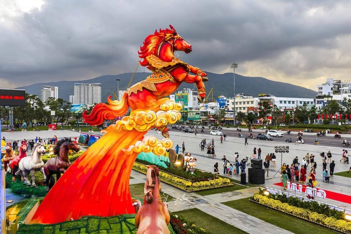 Đổ xô check-in linh vật ngựa “mặt cộc” gây bão mạng xã hội ở phố biển Quy Nhơn - Ảnh 24.