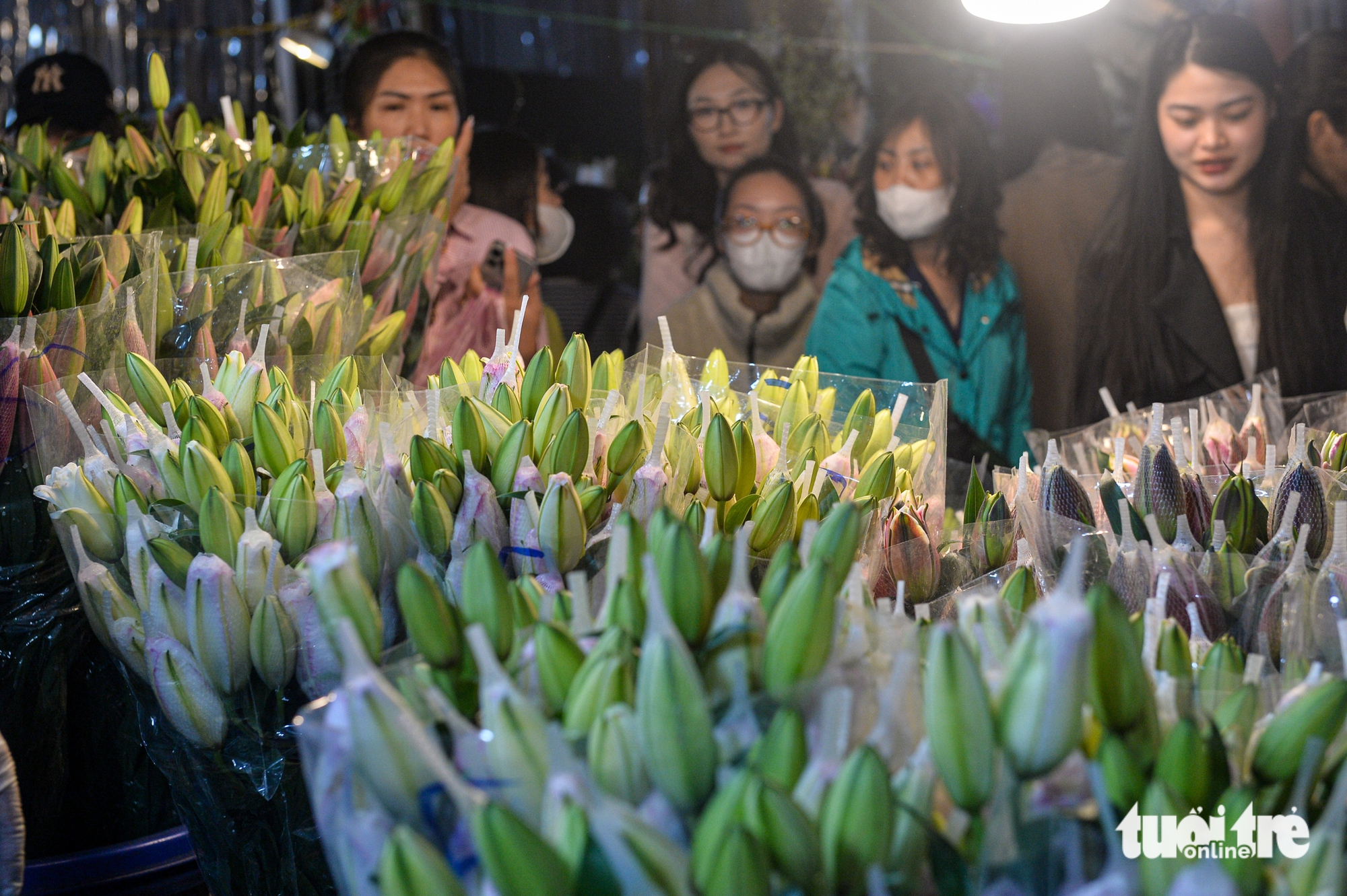 Giáp Tết Bính Ngọ, chợ hoa lớn nhất Hà Nội đông nghịt - Ảnh 4.