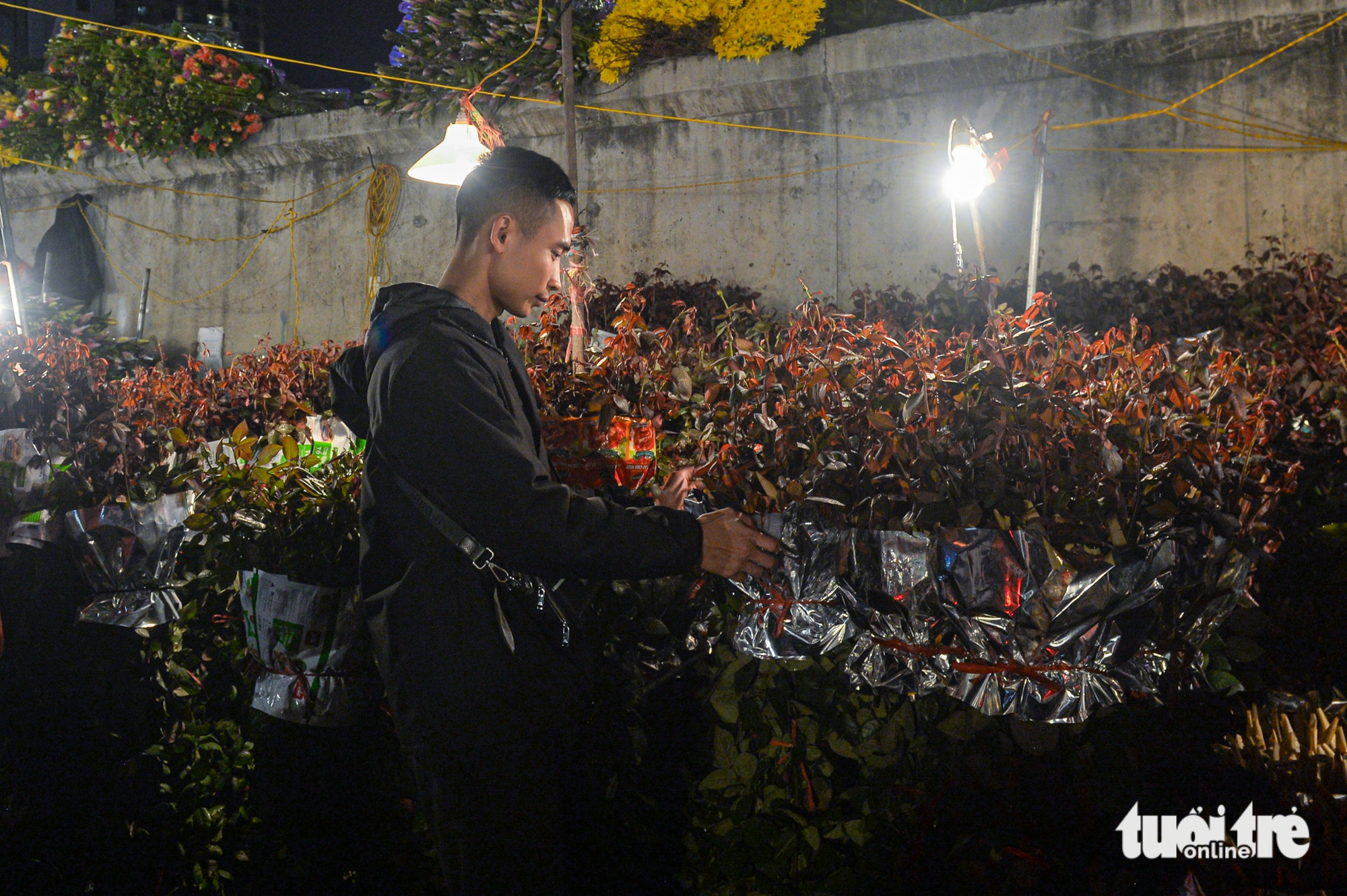 Giáp Tết Bính Ngọ, chợ hoa lớn nhất Hà Nội đông nghịt - Ảnh 6.