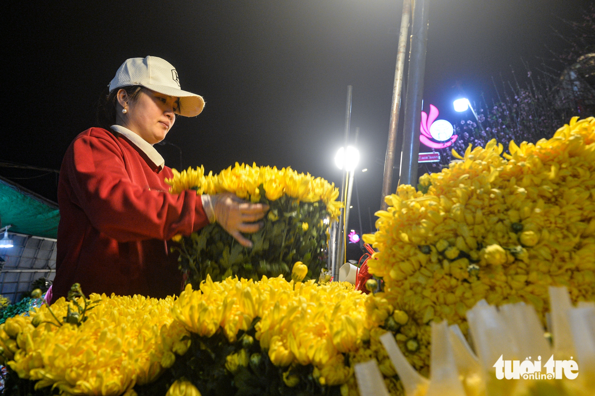 Giáp Tết Bính Ngọ, chợ hoa lớn nhất Hà Nội đông nghịt - Ảnh 8.