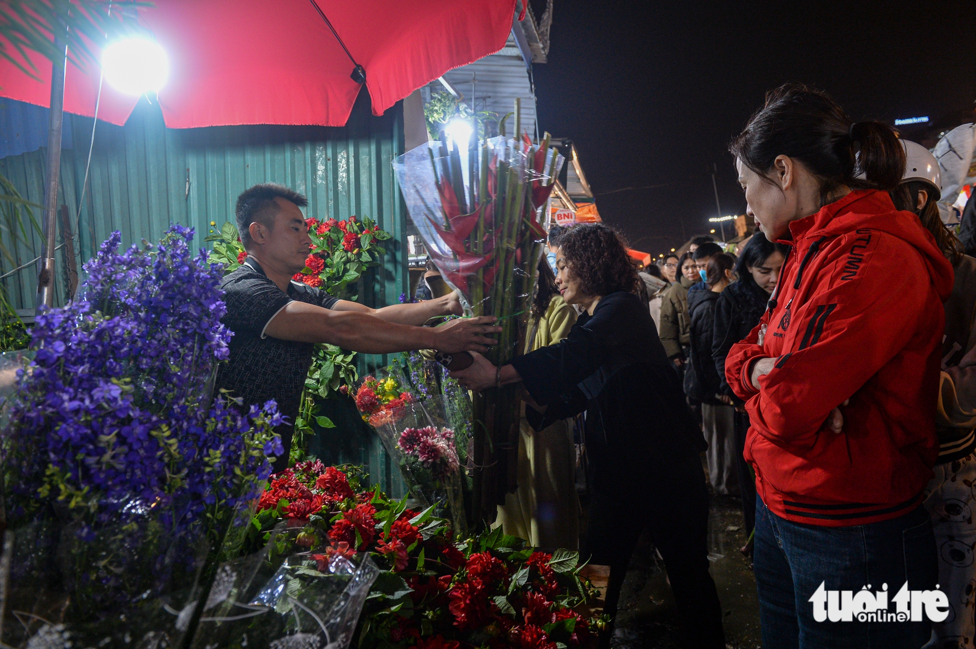 Giáp Tết Bính Ngọ, chợ hoa lớn nhất Hà Nội đông nghịt - Ảnh 9.