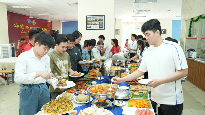 Bữa tiệc tất niên do Trung tâm Quản lý Ký túc xá Đại học Quốc gia TP HCM tổ chức cho những sinh viên xa nhà, ngày 8/2. Ảnh: Khắc Hiếu