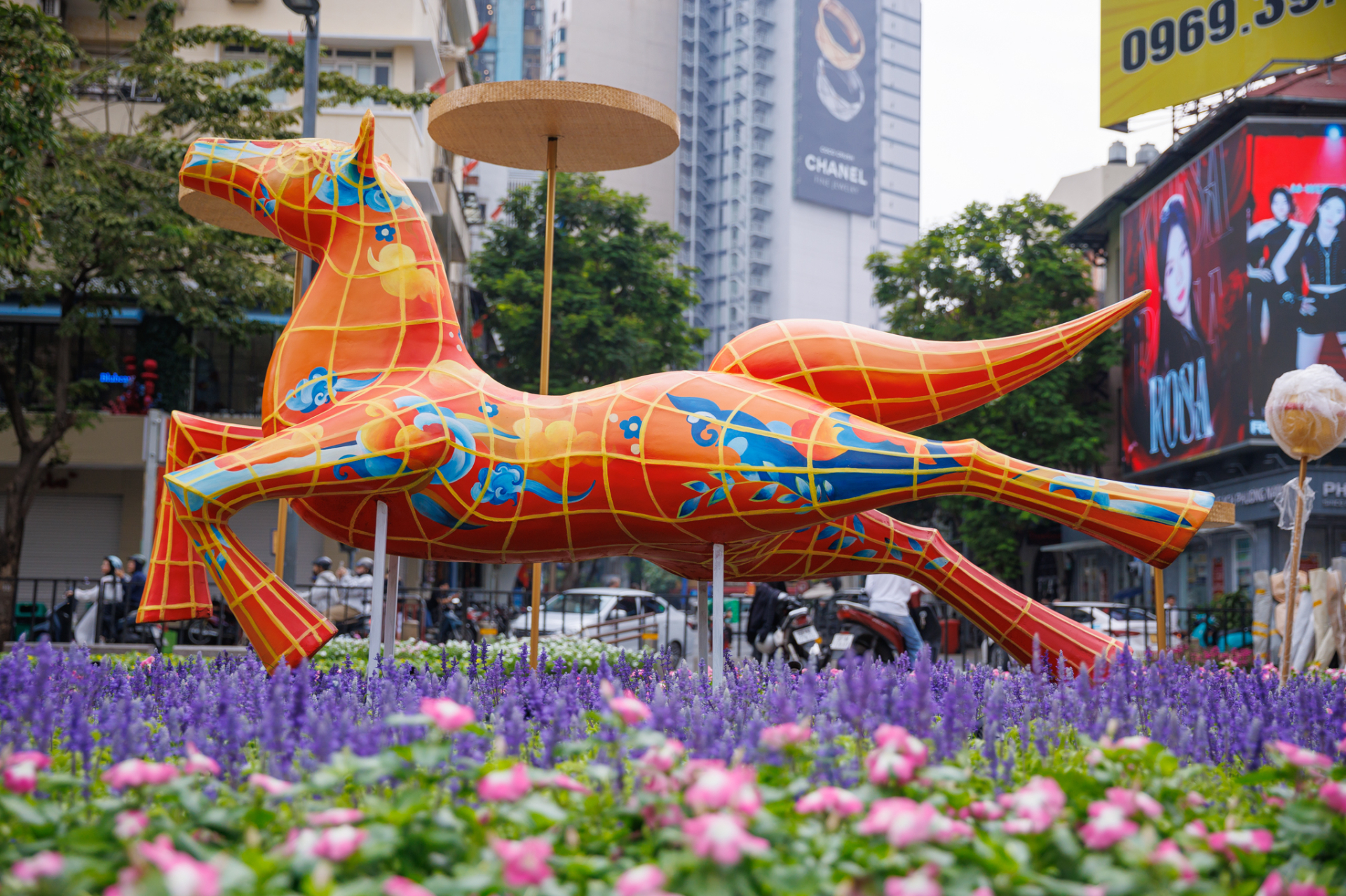 Ngựa thép 2 tỷ nặng 5 tấn liệu có khiến tượng đài 11m ở Nguyễn Huệ phải dè chừng? 3 1771116147 82 Ngua thep 2 ty nang 5 tan lieu co khien