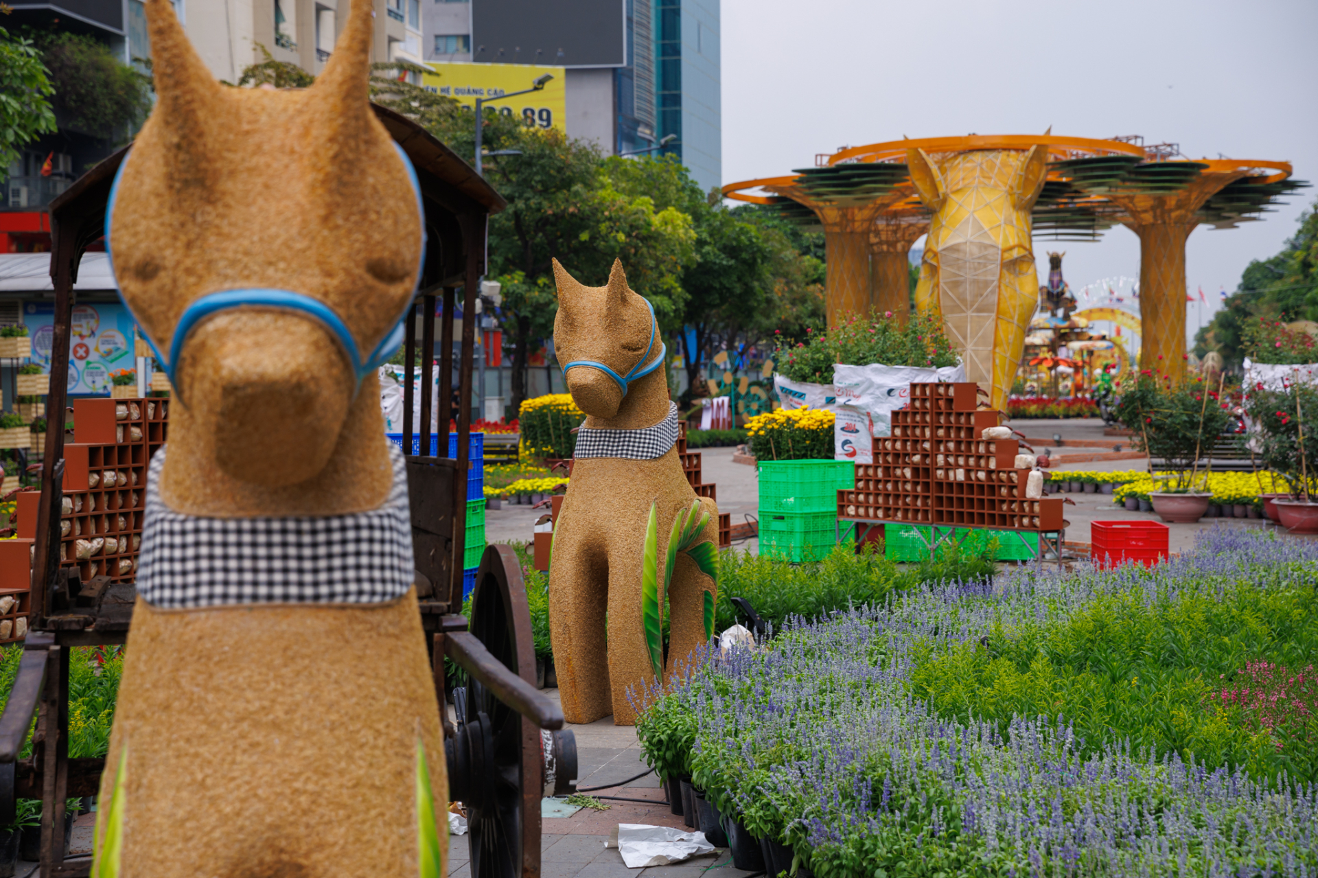 Ngựa thép 2 tỷ nặng 5 tấn liệu có khiến tượng đài 11m ở Nguyễn Huệ phải dè chừng? 4 1771116148 503 Ngua thep 2 ty nang 5 tan lieu co khien