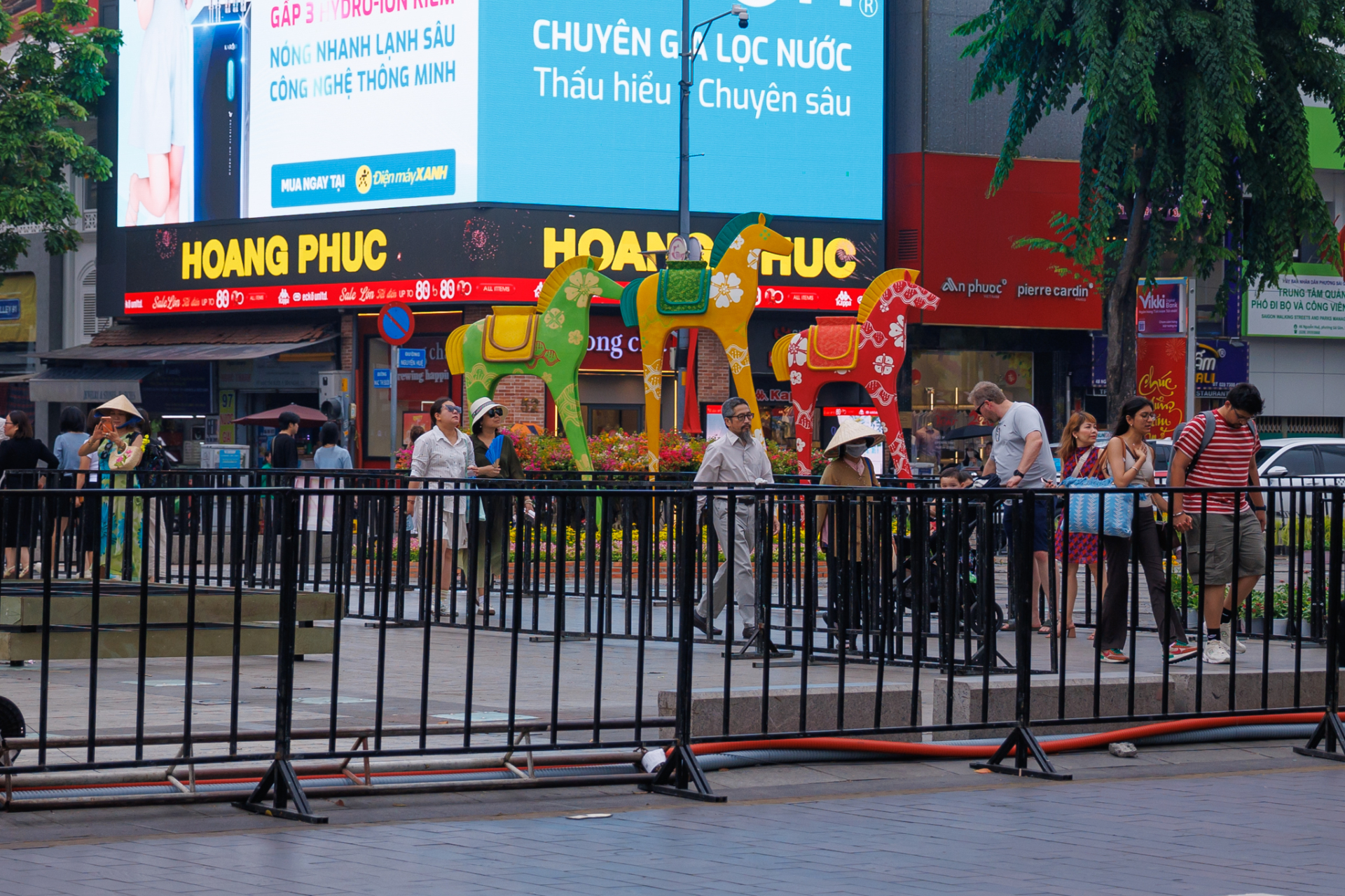 Ngựa thép 2 tỷ nặng 5 tấn liệu có khiến tượng đài 11m ở Nguyễn Huệ phải dè chừng? 6 1771116150 643 Ngua thep 2 ty nang 5 tan lieu co khien