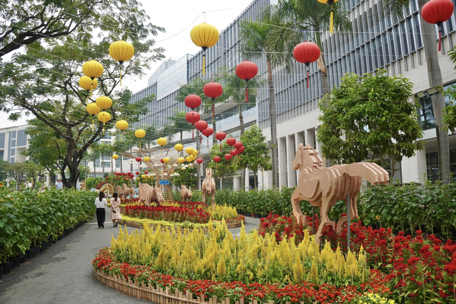 Ngựa thép 2 tỷ nặng 5 tấn liệu có khiến tượng đài 11m ở Nguyễn Huệ phải dè chừng? 16 1771116160 179 Ngua thep 2 ty nang 5 tan lieu co khien