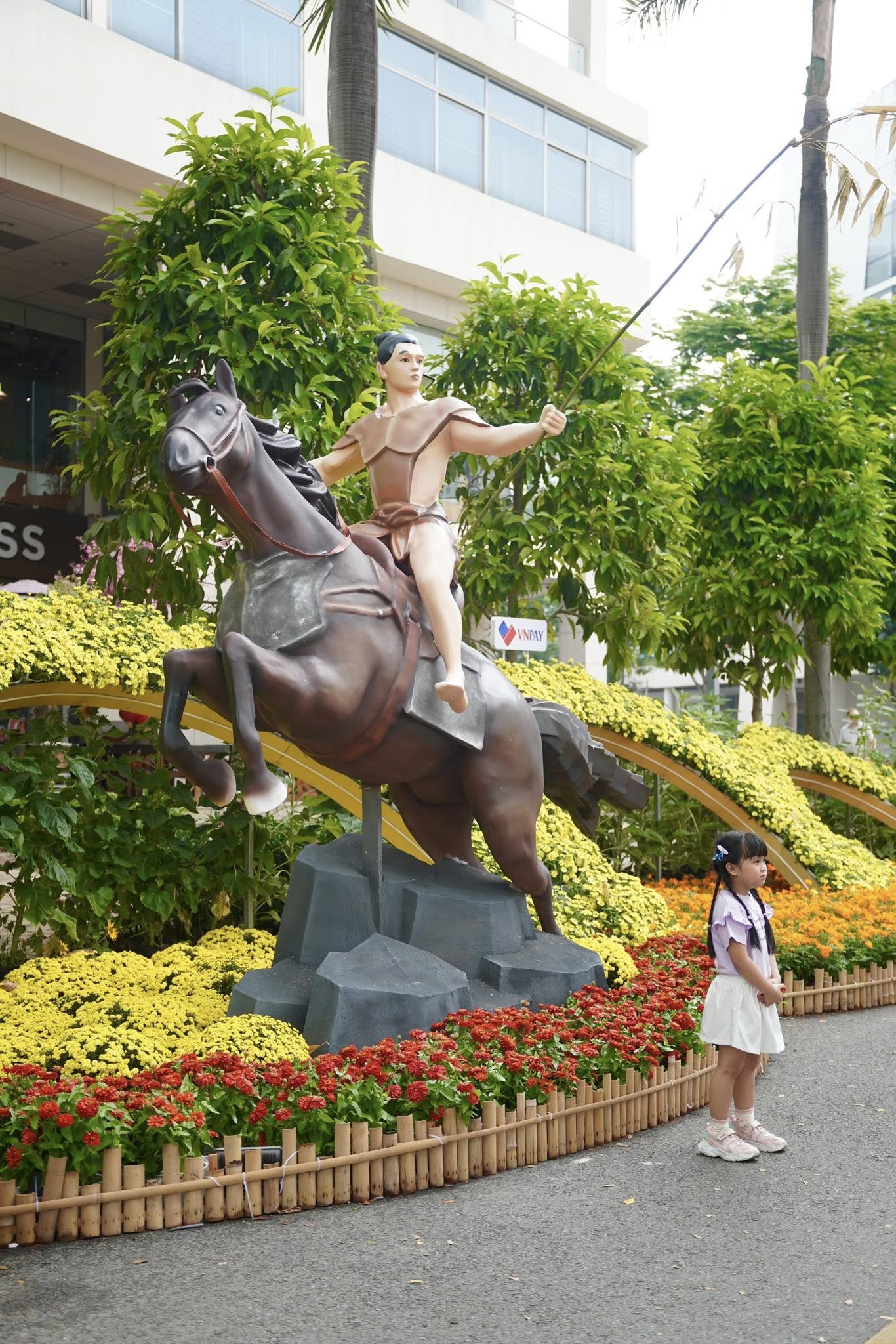 Ngựa thép 2 tỷ nặng 5 tấn liệu có khiến tượng đài 11m ở Nguyễn Huệ phải dè chừng? 17 1771116161 361 Ngua thep 2 ty nang 5 tan lieu co khien