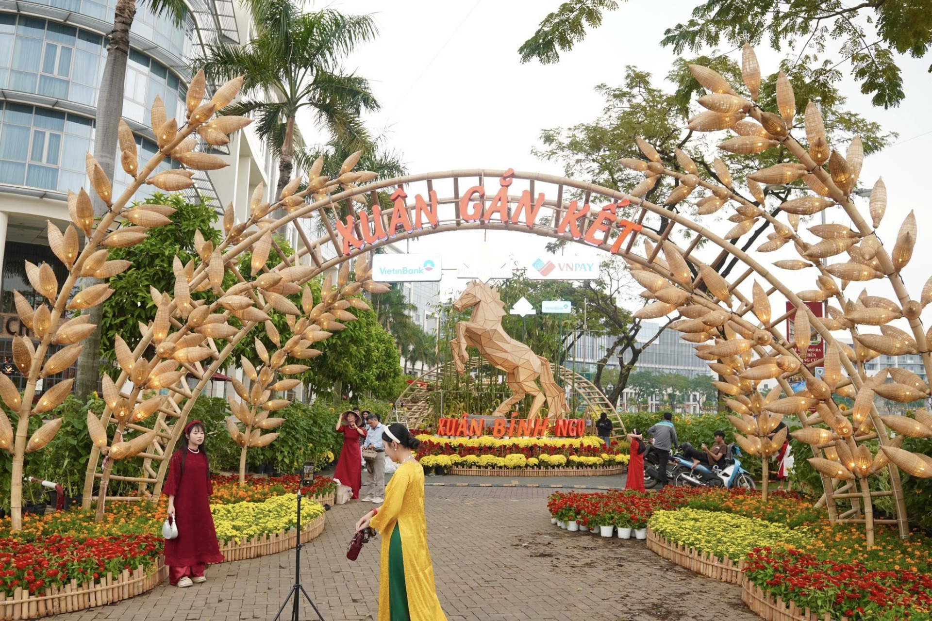 Ngựa thép 2 tỷ nặng 5 tấn liệu có khiến tượng đài 11m ở Nguyễn Huệ phải dè chừng? 19 1771116163 38 Ngua thep 2 ty nang 5 tan lieu co khien