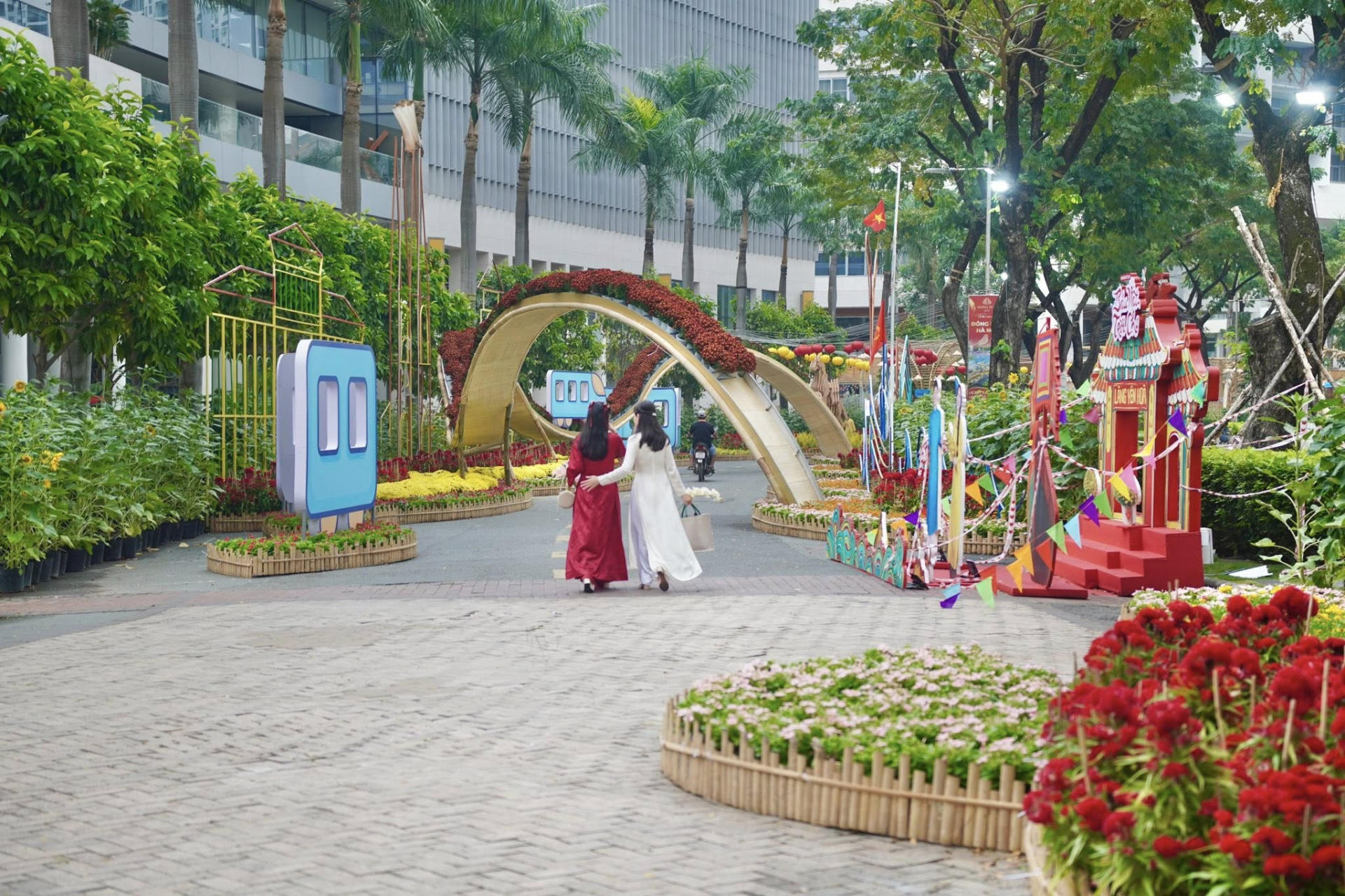 Ngựa thép 2 tỷ nặng 5 tấn liệu có khiến tượng đài 11m ở Nguyễn Huệ phải dè chừng? 21 1771116164 545 Ngua thep 2 ty nang 5 tan lieu co khien