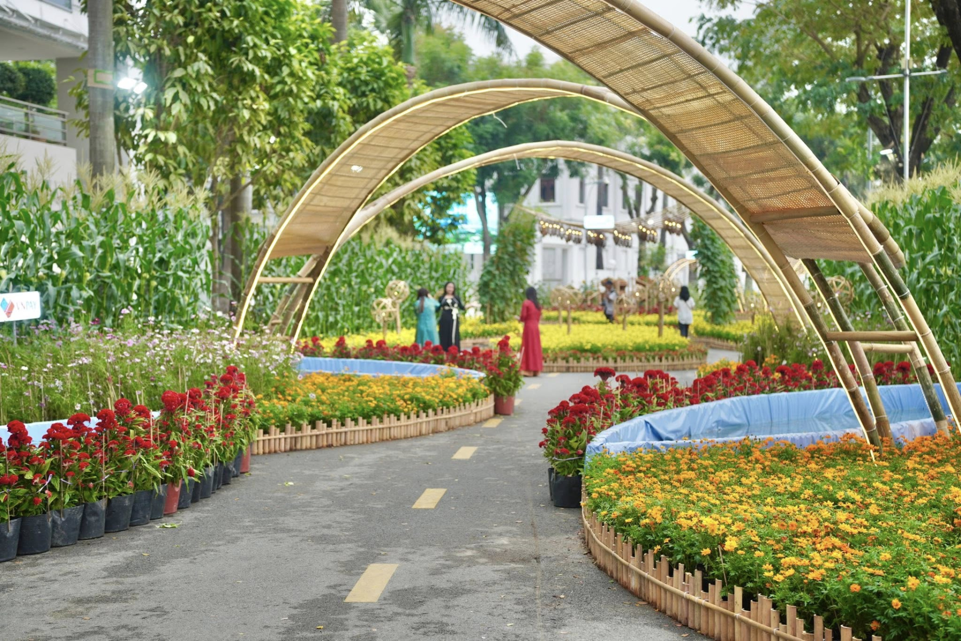 Ngựa thép 2 tỷ nặng 5 tấn liệu có khiến tượng đài 11m ở Nguyễn Huệ phải dè chừng? 22 1771116165 242 Ngua thep 2 ty nang 5 tan lieu co khien