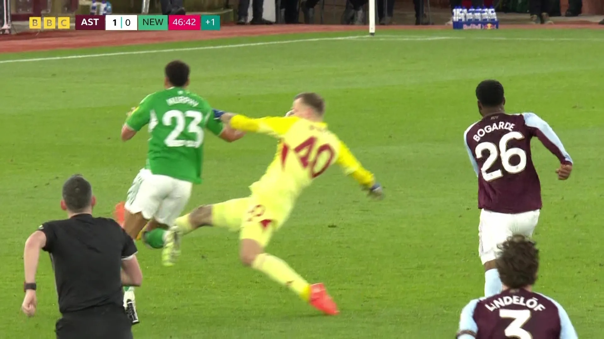 Cận cảnh tấm thẻ đỏ “điên rồ” của thủ môn Aston Villa 2 Cận cảnh tấm thẻ đỏ “điên rồ” của thủ môn Aston Villa - Ảnh 2.