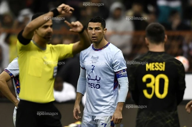 2 ngôi sao lớn của bóng đá thế giới cạnh tranh nhau gay gắt suốt hai thập niên. Ảnh: EPA. soc-ronaldo-khong-cung-dang-cap-voi-messi (1).jpg