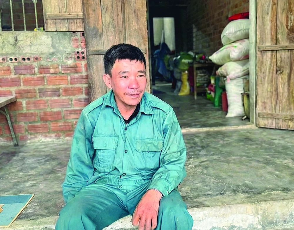 Ông Trần Công Thành, thôn Phú Hữu kể lại câu chuyện dùng ghe cắt cỏ cứu người