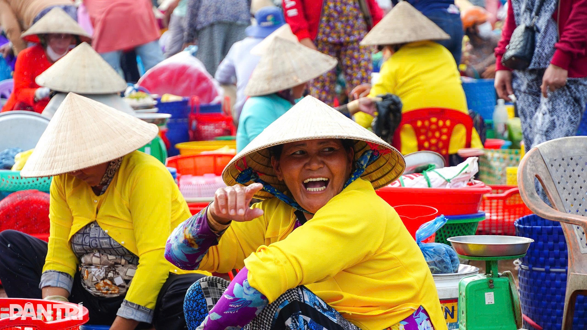 Phiên chợ được mệnh danh đẹp nhất miền Tây, ai ghé đến cũng phải cúi đầu - 6