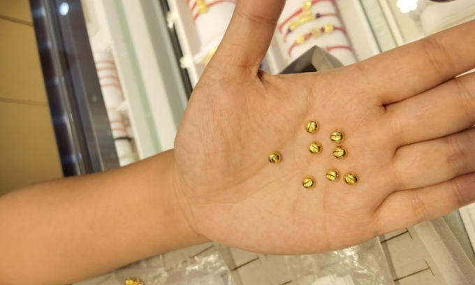 Loại vàng nhỏ như hạt đậu bày bán tại một tiệm trang sức ở thành phố Thái Nguyên, tỉnh Sơn Tây, Trung Quốc năm 2025. Ảnh: Xinhua