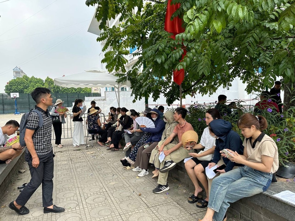 Chen nhau đấu giá đất vùng ven trước Tết, có lô bị đẩy giá lên 164 triệu/m2 - 2