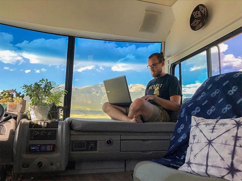 Bỏ phố về rừng theo cách đại gia: Nhà di động thách thức mọi thời tiết, nội thất như khách sạn 5 sao 4 nhà di động - Ảnh 4.