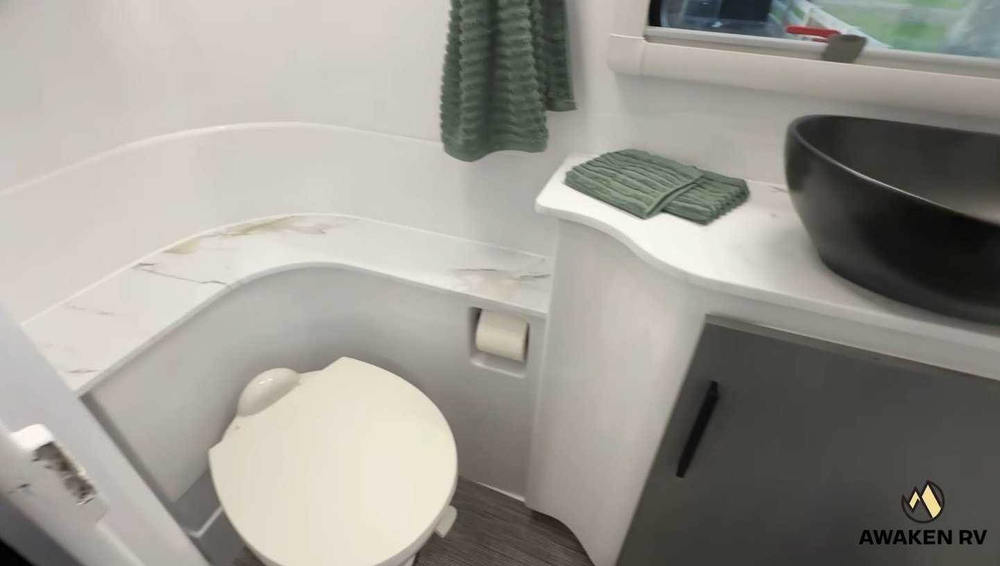 Bỏ phố về rừng theo cách đại gia: Nhà di động thách thức mọi thời tiết, nội thất như khách sạn 5 sao 8 nhà di động - Ảnh 11.