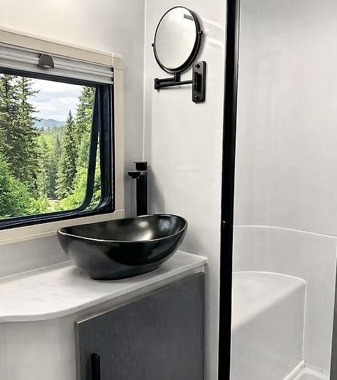 Bỏ phố về rừng theo cách đại gia: Nhà di động thách thức mọi thời tiết, nội thất như khách sạn 5 sao 7 nhà di động - Ảnh 10.