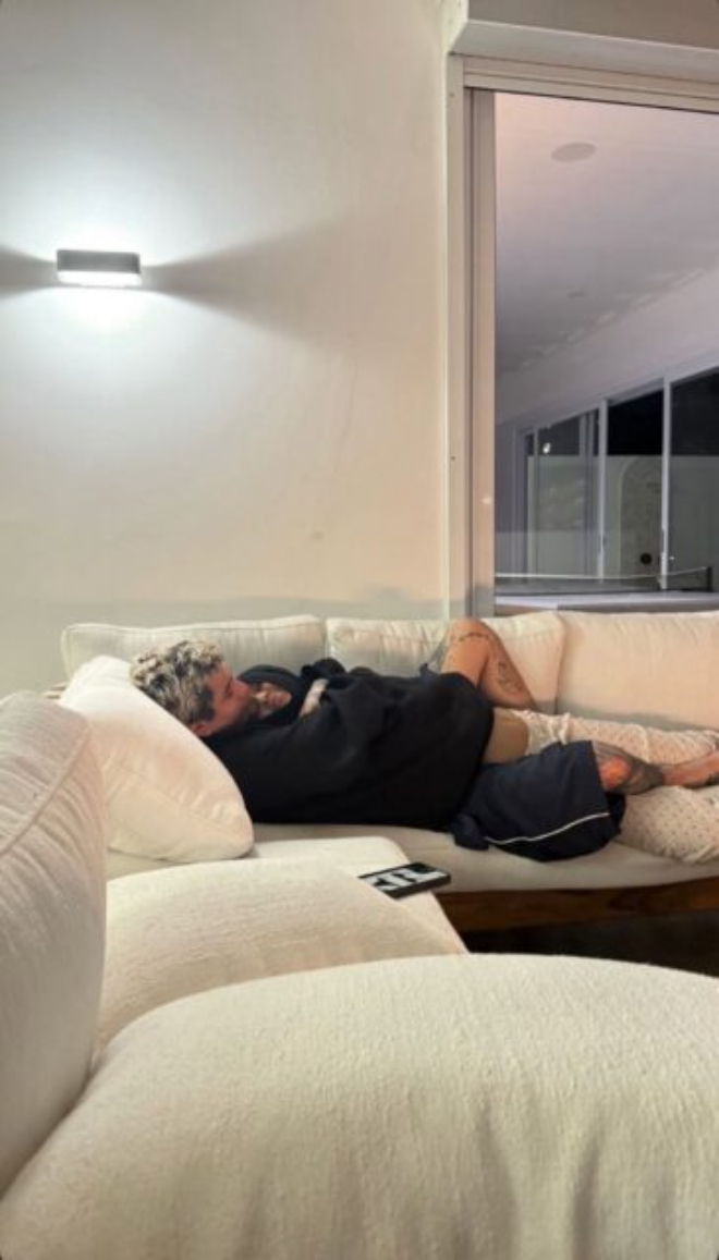 Hot nhất 28 Tết: Nữ ca sĩ gen Z hôn bạn trai nồng nàn cháy bỏng, thái độ quay ngoắt sau đó mới đáng bàn- Ảnh 3.