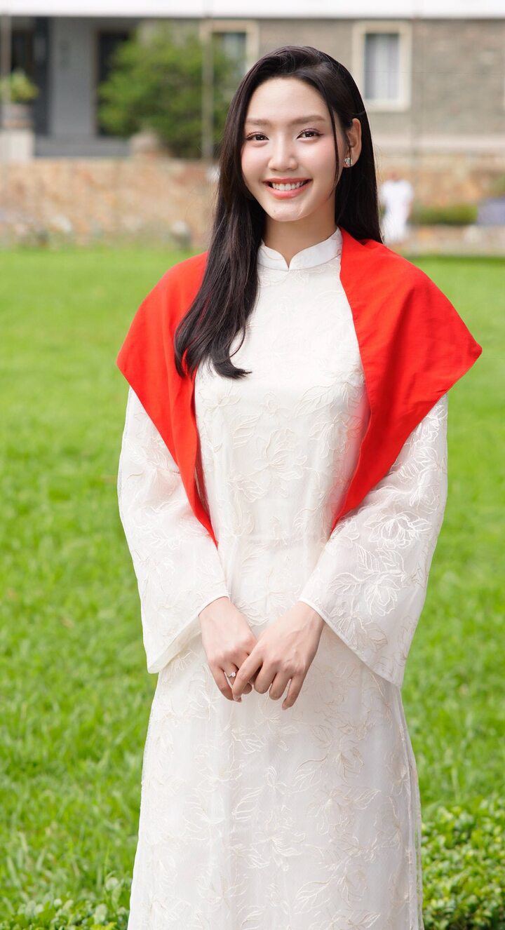 Theo Trường Giang, ban đầu, đến sát ngày bấm máy phim "Nhà ba tôi một phòng", anh vẫn chưa lựa chọn được nữ chính. Qua lời giới thiệu, nam đạo diễn mời Minh Anh đến thử vai, sau đó quyết định chọn vì đánh giá cô cùng độ tuổi với nhân vật, nhập vai tự nhiên.