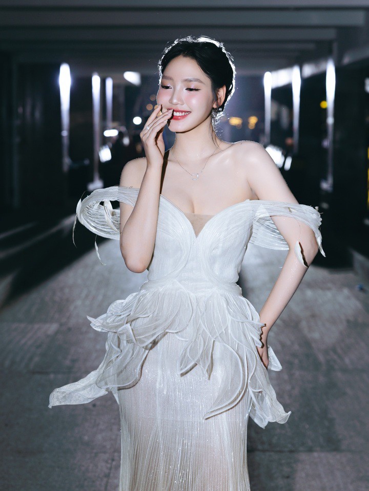 Minh Anh sở hữu nhan sắc trong trẻo, nhẹ nhàng, toát lên nét cuốn hút riêng. Cô ghi điểm nhờ gương mặt sáng, nụ cười tự nhiên và thần thái đúng chuẩn “nàng thơ”.