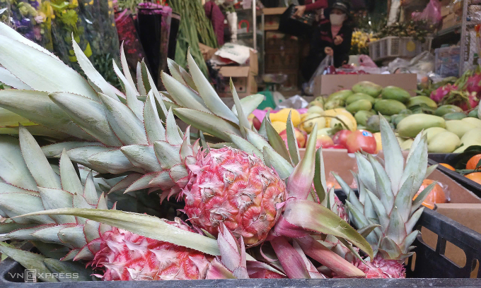 Dứa mini có giá 35.000 đồng một trái được bán sáng 15/2 tại chợ Đăk Hà (Kon Tum cũ). Ảnh: Thi Hà