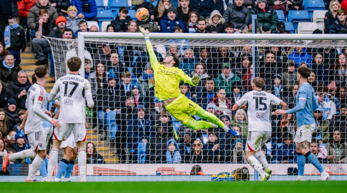 Tình huống bay người cứu thua của thủ môn James Trafford. Ảnh: Man City