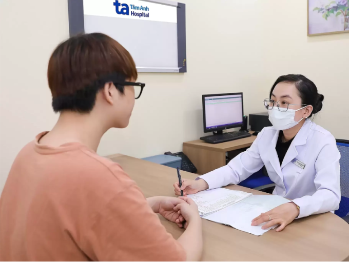 Bác sĩ Diễm khám cho người bệnh. Ảnh minh họa: Bệnh viện Đa khoa Tâm Anh