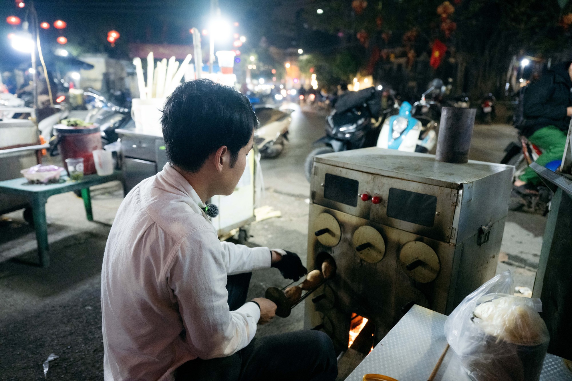 Sáng làm ngân hàng, tối bán khoai vỉa hè: Chàng trai 26 tuổi sống cùng lúc 2 cuộc đời ở Hà Nội- Ảnh 2.