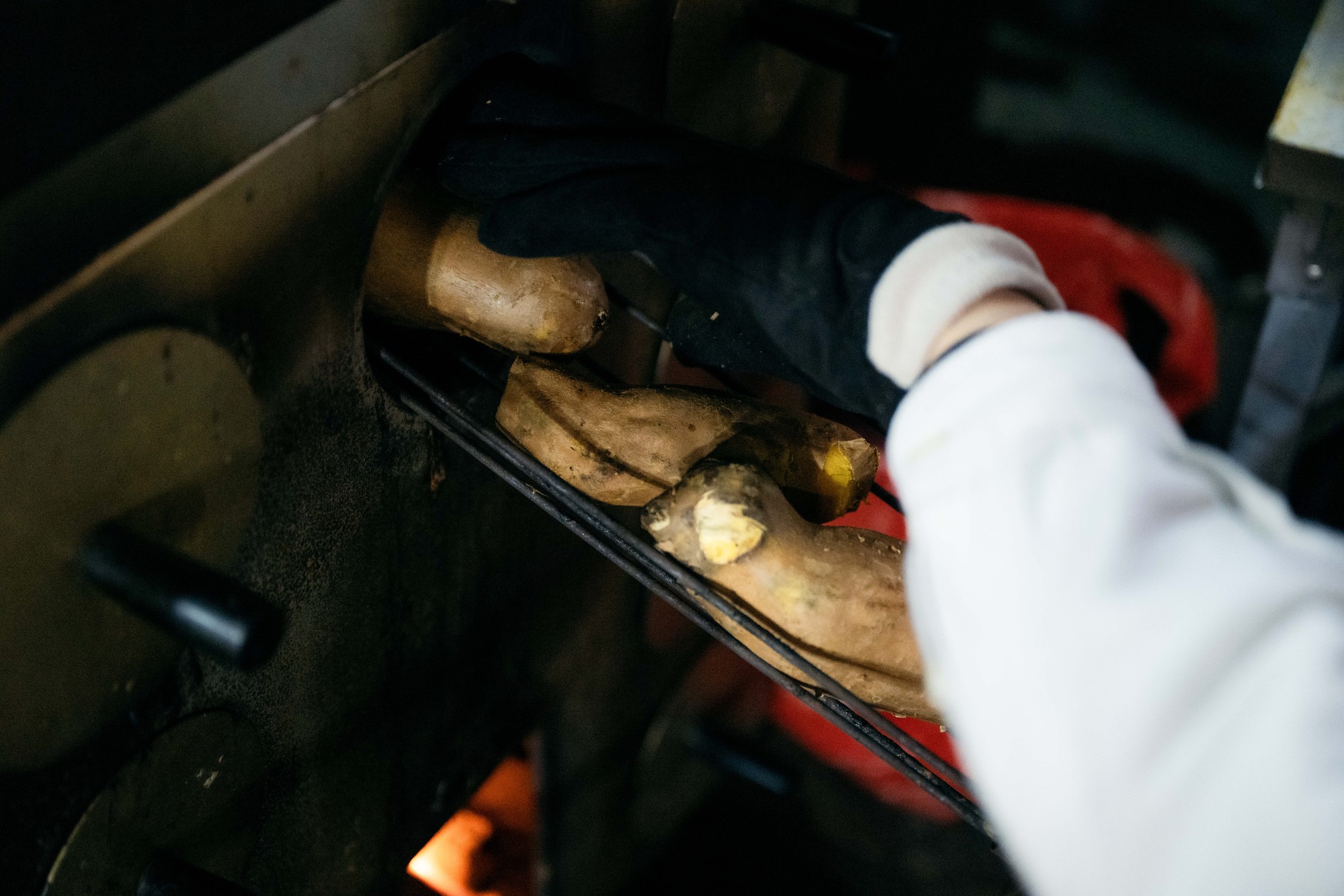 Sáng làm ngân hàng, tối bán khoai vỉa hè: Chàng trai 26 tuổi sống cùng lúc 2 cuộc đời ở Hà Nội- Ảnh 3.