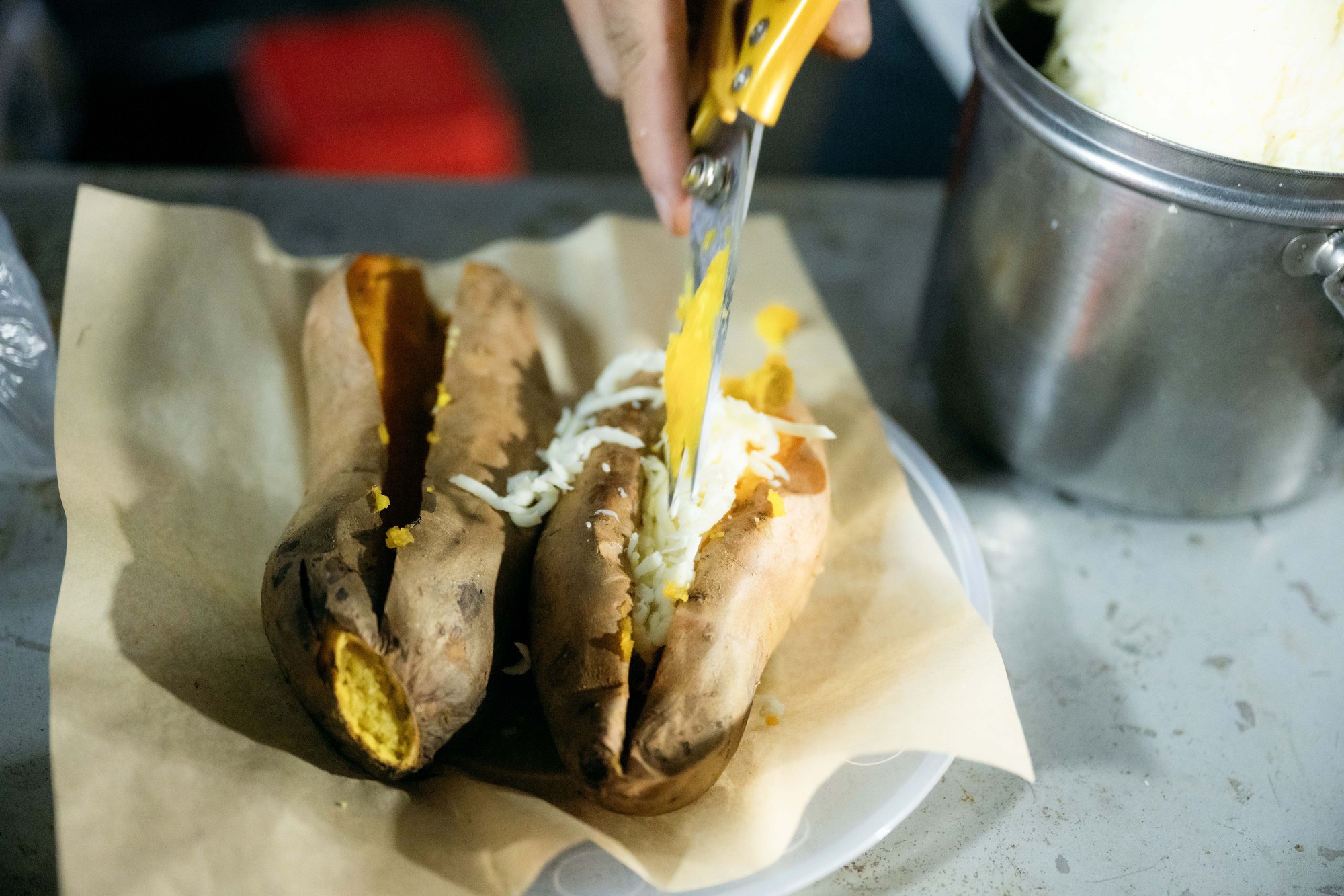 Sáng làm ngân hàng, tối bán khoai vỉa hè: Chàng trai 26 tuổi sống cùng lúc 2 cuộc đời ở Hà Nội- Ảnh 4.