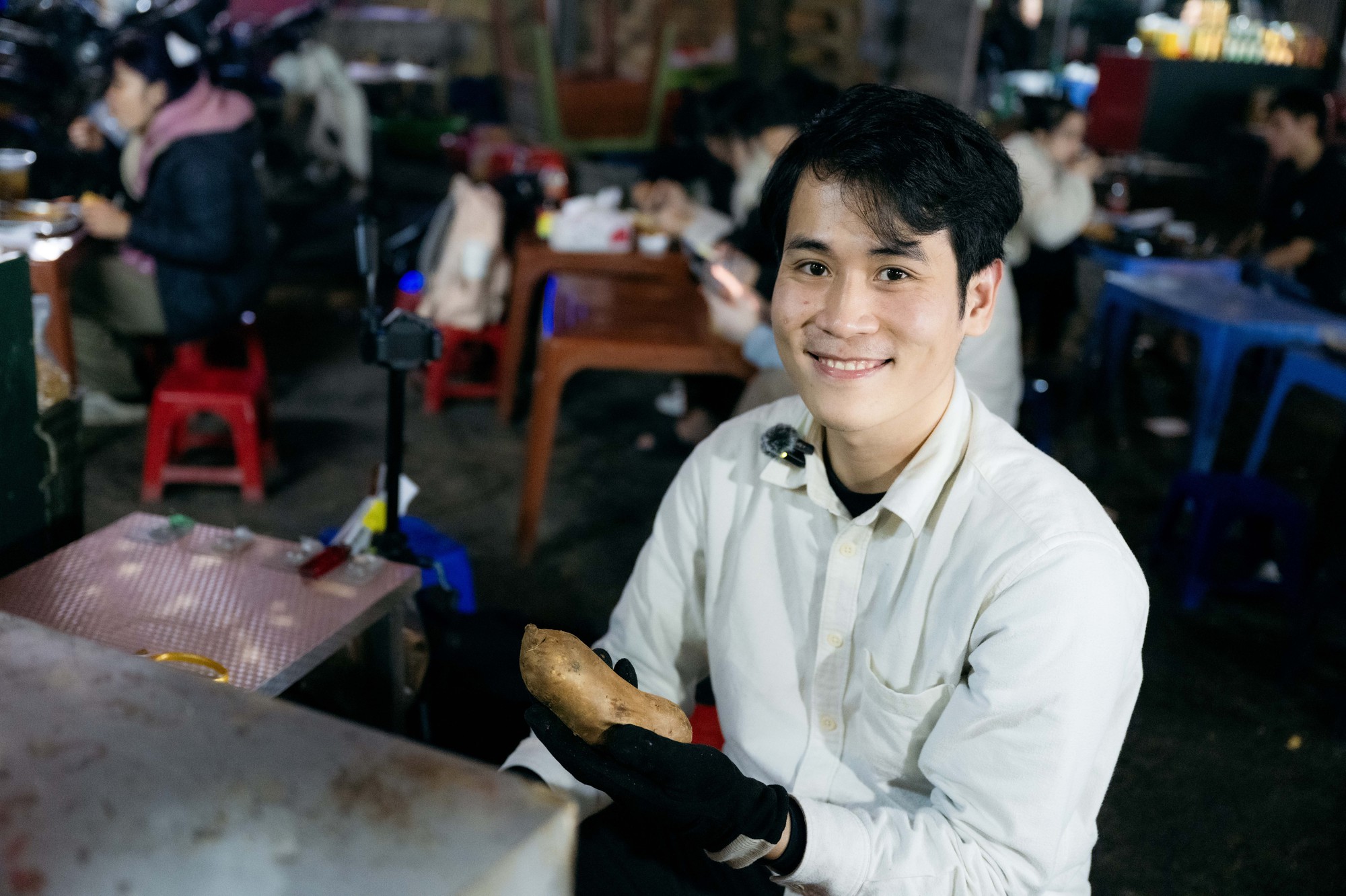 Sáng làm ngân hàng, tối bán khoai vỉa hè: Chàng trai 26 tuổi sống cùng lúc 2 cuộc đời ở Hà Nội- Ảnh 5.