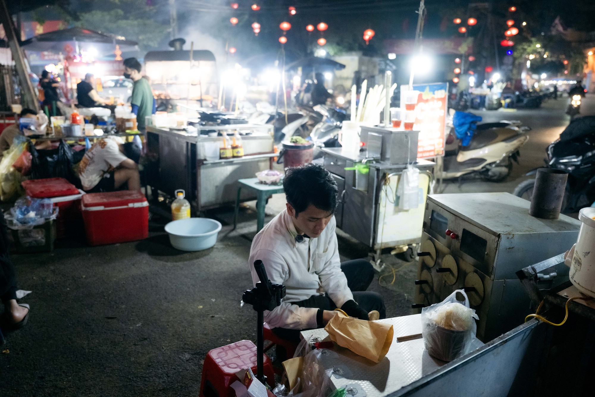 Sáng làm ngân hàng, tối bán khoai vỉa hè: Chàng trai 26 tuổi sống cùng lúc 2 cuộc đời ở Hà Nội- Ảnh 6.