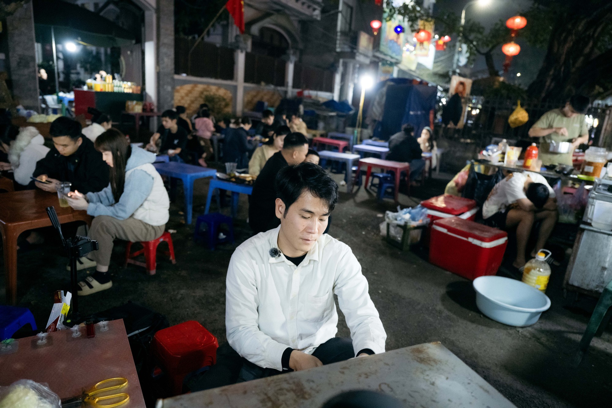 Sáng làm ngân hàng, tối bán khoai vỉa hè: Chàng trai 26 tuổi sống cùng lúc 2 cuộc đời ở Hà Nội- Ảnh 7.