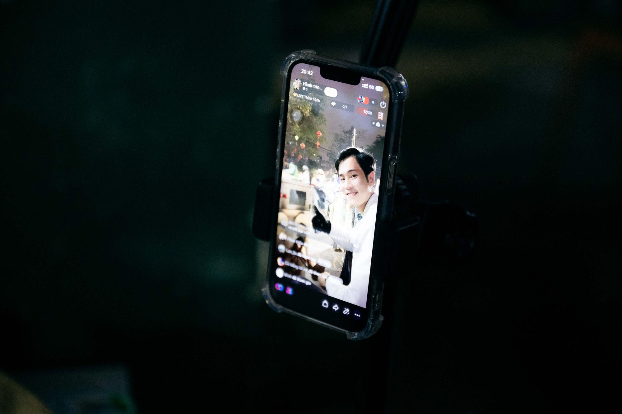 Sáng làm ngân hàng, tối bán khoai vỉa hè: Chàng trai 26 tuổi sống cùng lúc 2 cuộc đời ở Hà Nội- Ảnh 8.