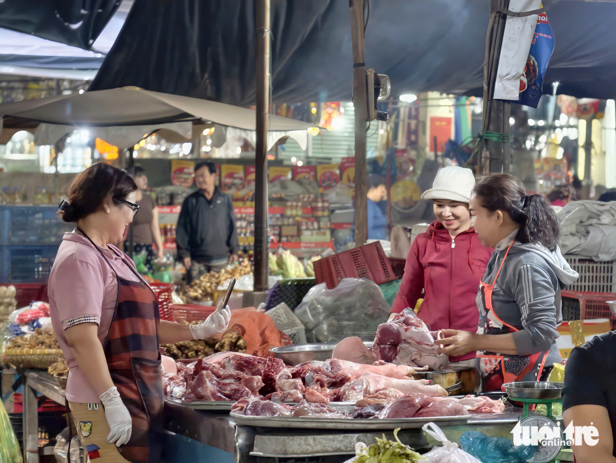 Tiểu thương chợ truyền thống livestream bán hàng Tết từ mờ sáng - Ảnh 2.