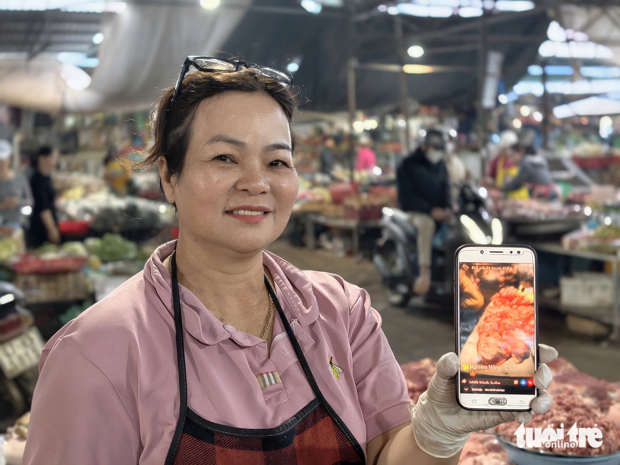 Tiểu thương chợ truyền thống livestream bán hàng Tết từ mờ sáng - Ảnh 4.