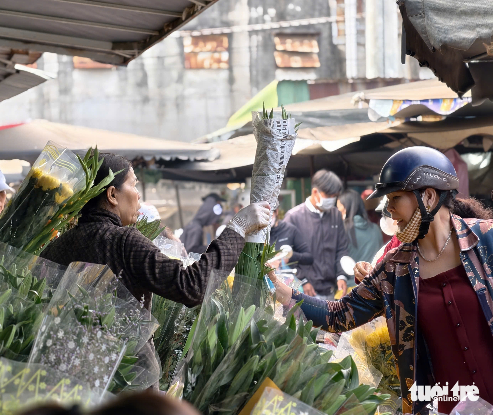 Tiểu thương chợ truyền thống livestream bán hàng Tết từ mờ sáng - Ảnh 5.
