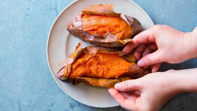 Khoai lang nướng là bữa phụ nhẹ nhàng giúp bổ sung năng lượng, giải tỏa căng thẳng trong những ngày cận Tết.