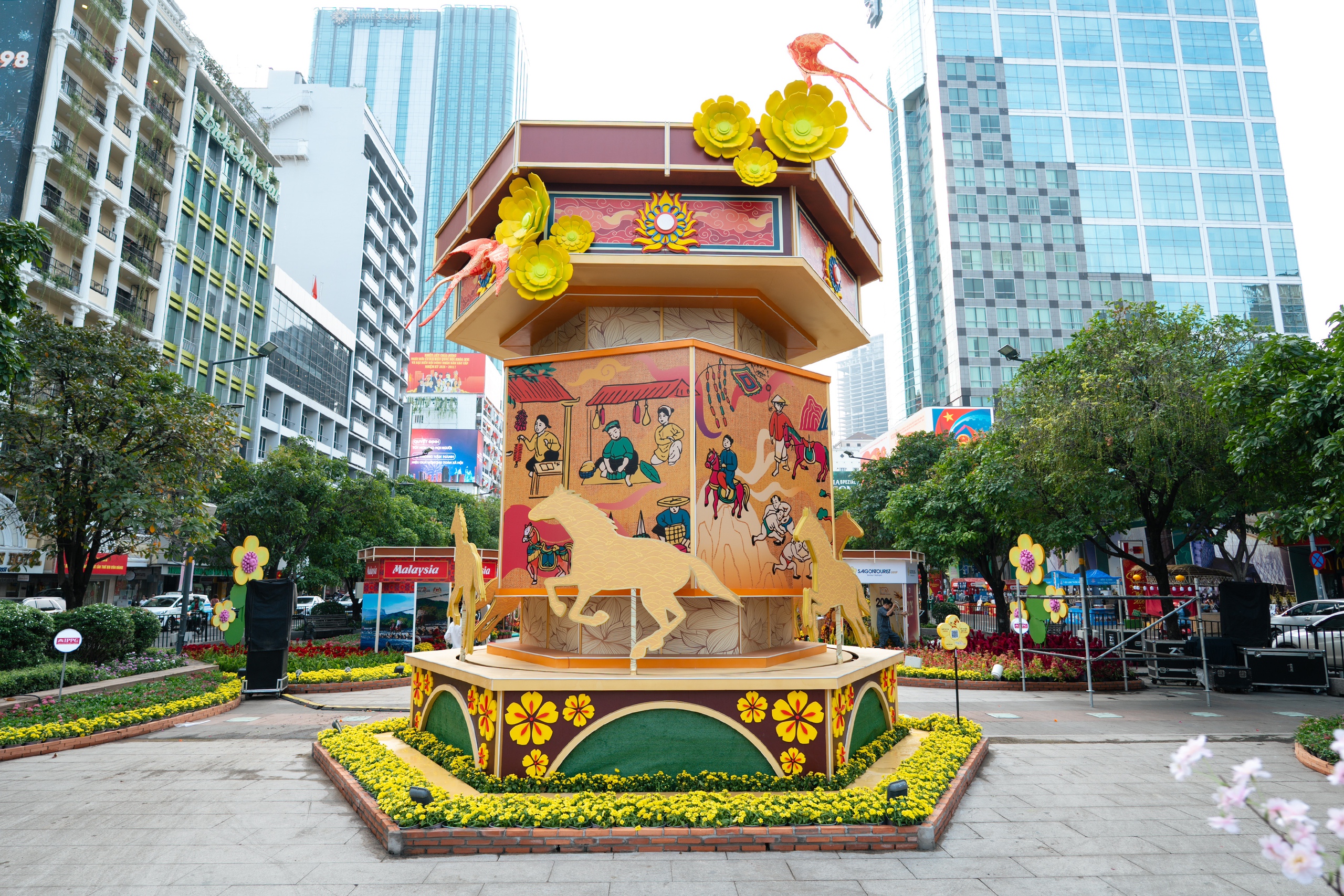 Đường hoa Nguyễn Huệ trước giờ khai mạc 4 đường hoa Nguyễn Huệ - Ảnh 3.