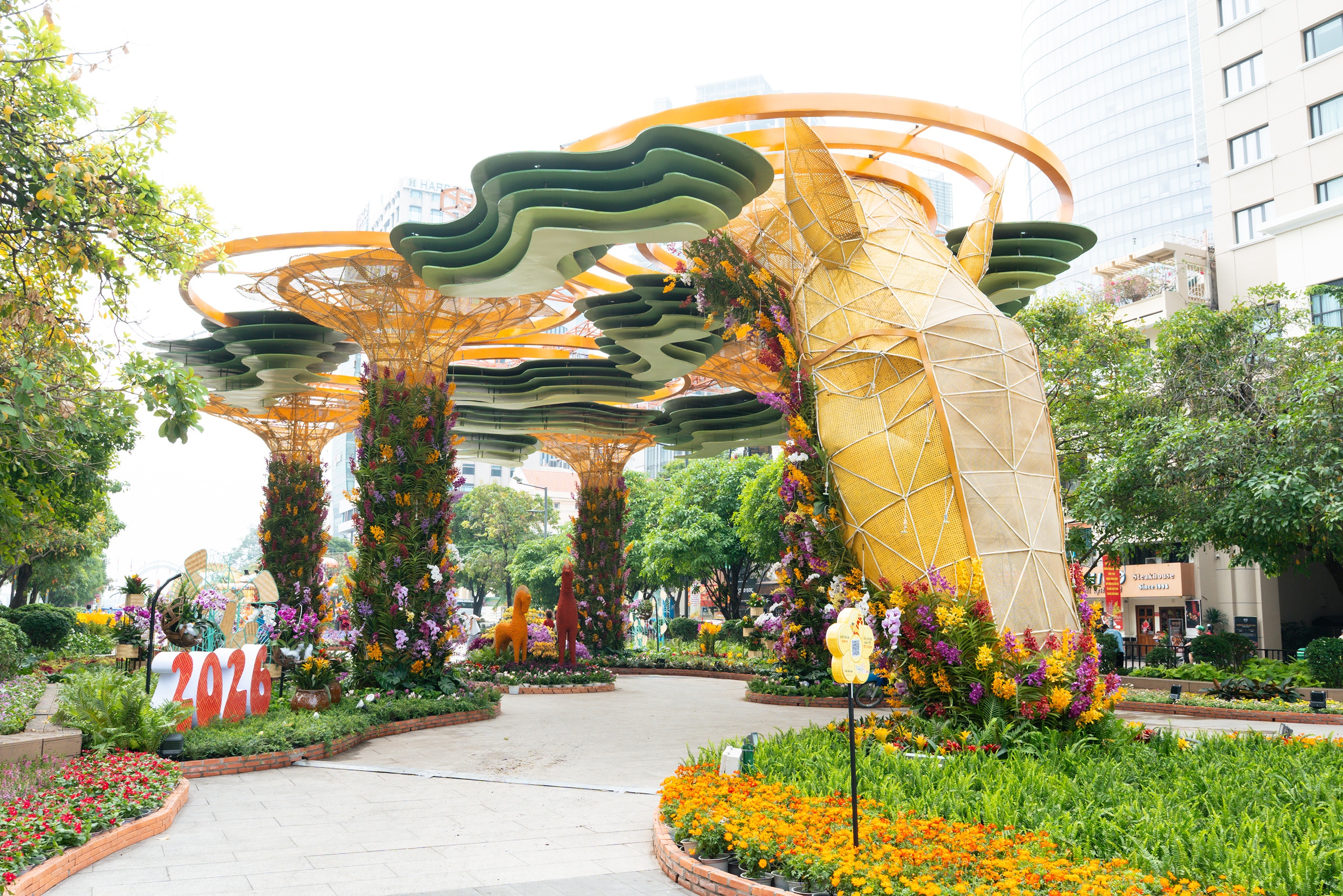 Đường hoa Nguyễn Huệ trước giờ khai mạc 5 đường hoa Nguyễn Huệ - Ảnh 4.