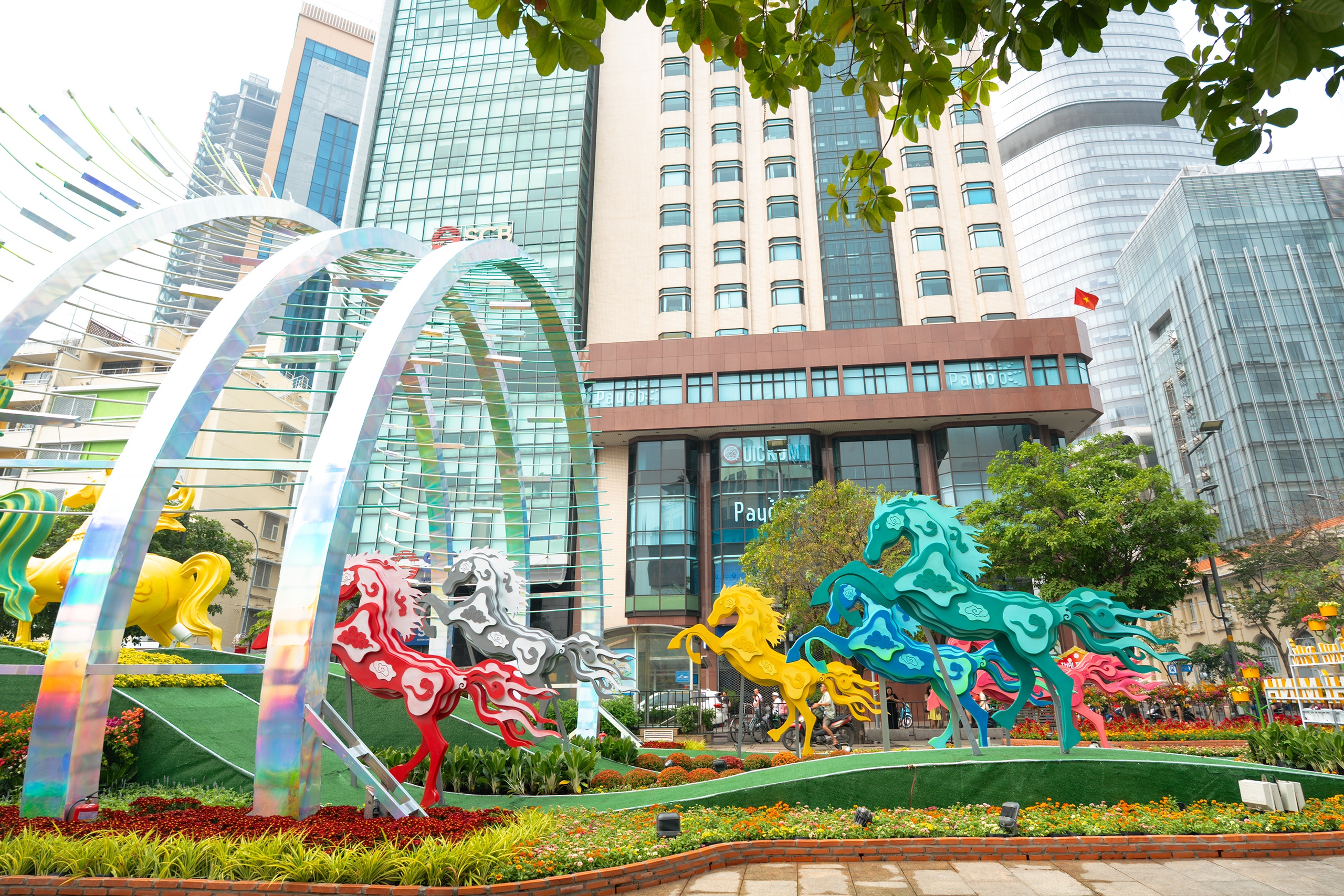 Đường hoa Nguyễn Huệ trước giờ khai mạc 9 đường hoa Nguyễn Huệ - Ảnh 8.