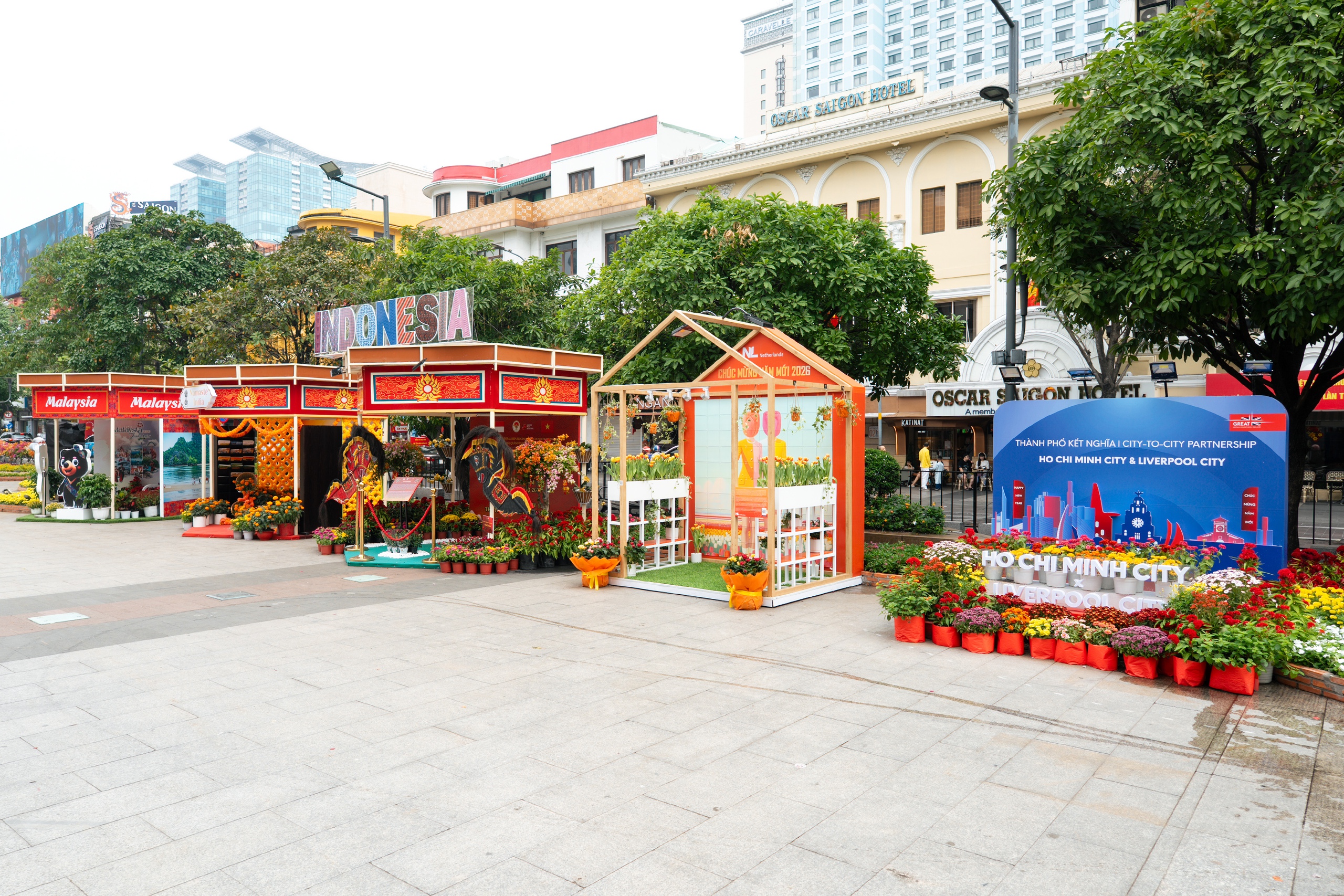 Đường hoa Nguyễn Huệ trước giờ khai mạc 11 Đường hoa Nguyễn Huệ trước giờ khai mạc - Ảnh 11.