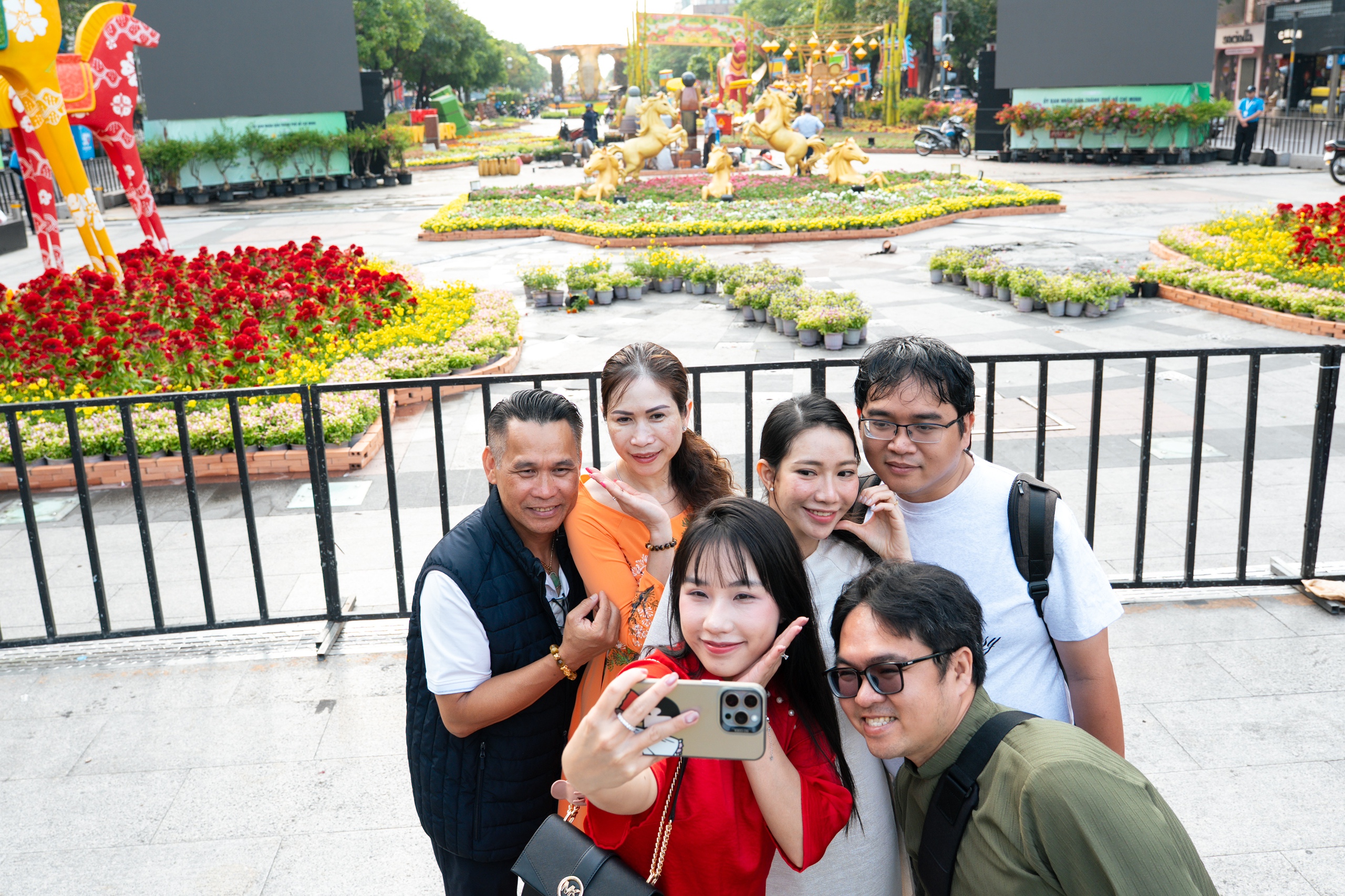 Đường hoa Nguyễn Huệ trước giờ khai mạc 12 đường hoa Nguyễn Huệ - Ảnh 10.