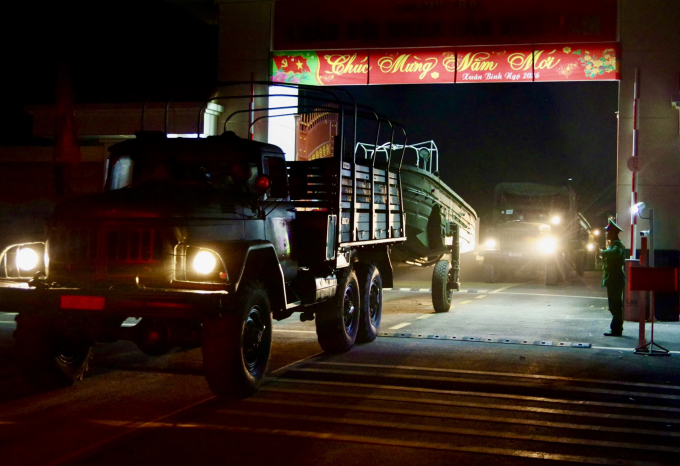 Bộ đội công binh hành quân rạng sáng 15/2 đi bắc cầu phao. Ảnh: Đăng Chiến